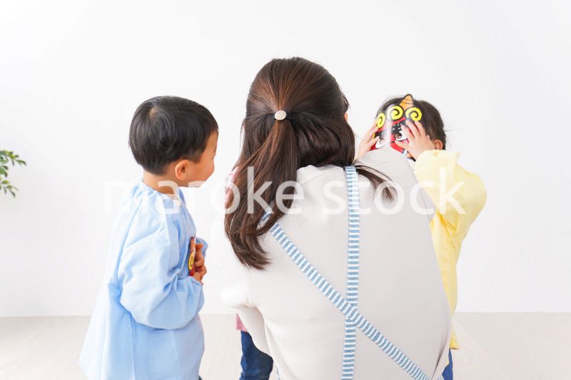 幼稚園で節分の豆まきをする子どもたち