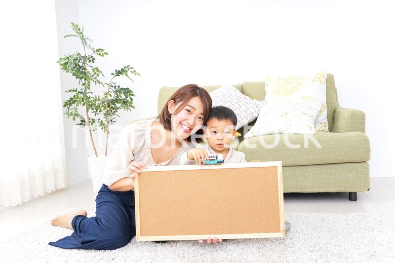 ボードを持つ子供とお母さん