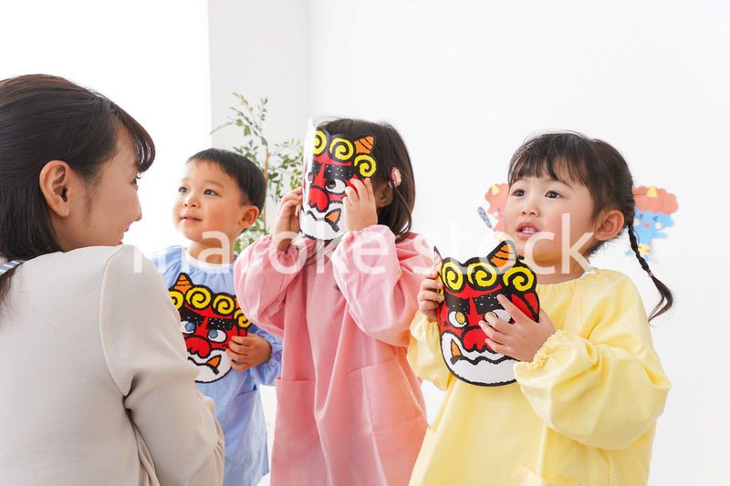 幼稚園で節分の豆まきをする子どもたち