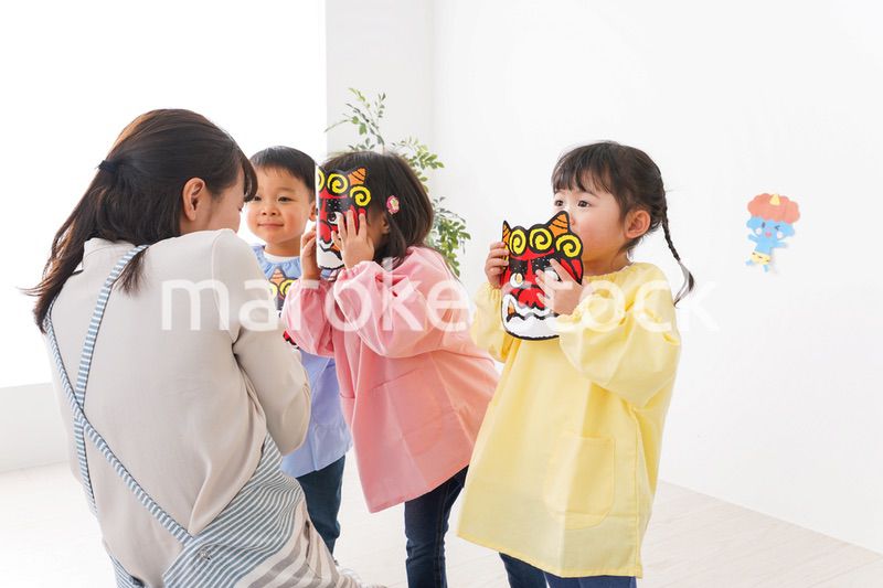 幼稚園で節分の豆まきをする子どもたち