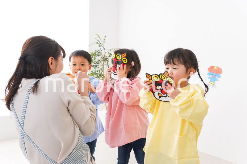 幼稚園で節分の豆まきをする子どもたち