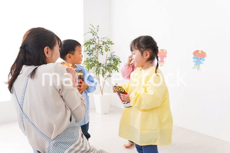 幼稚園で節分の豆まきをする子どもたち