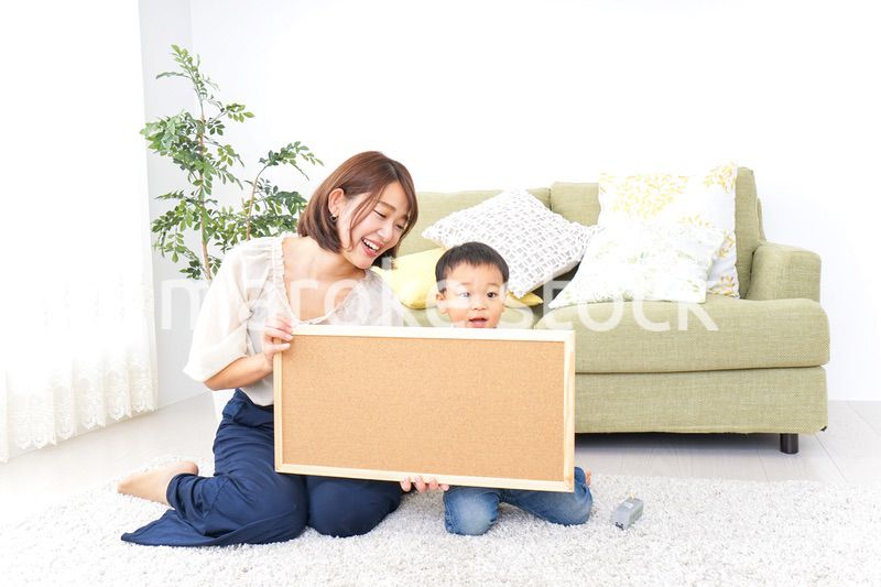 ボードを持つ子供とお母さん