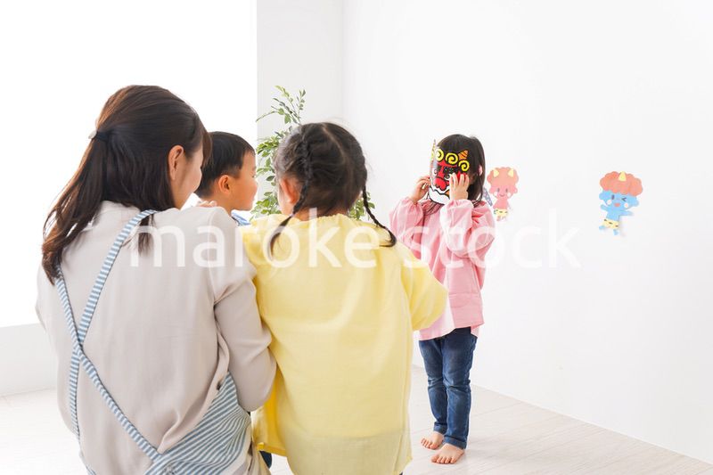 幼稚園で節分の豆まきをする子どもたち