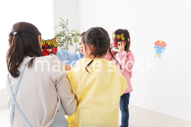 幼稚園で節分の豆まきをする子どもたち