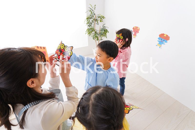 幼稚園で節分の豆まきをする子どもたち