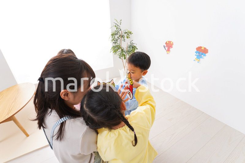 幼稚園で節分の豆まきをする子どもたち