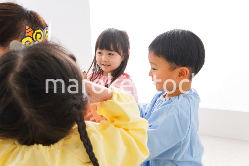 幼稚園で節分の豆まきをする子どもたち