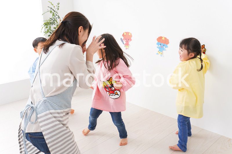 幼稚園で節分の豆まきをする子どもたち