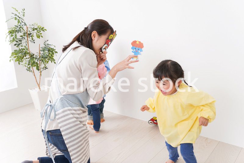 幼稚園で節分の豆まきをする子どもたち