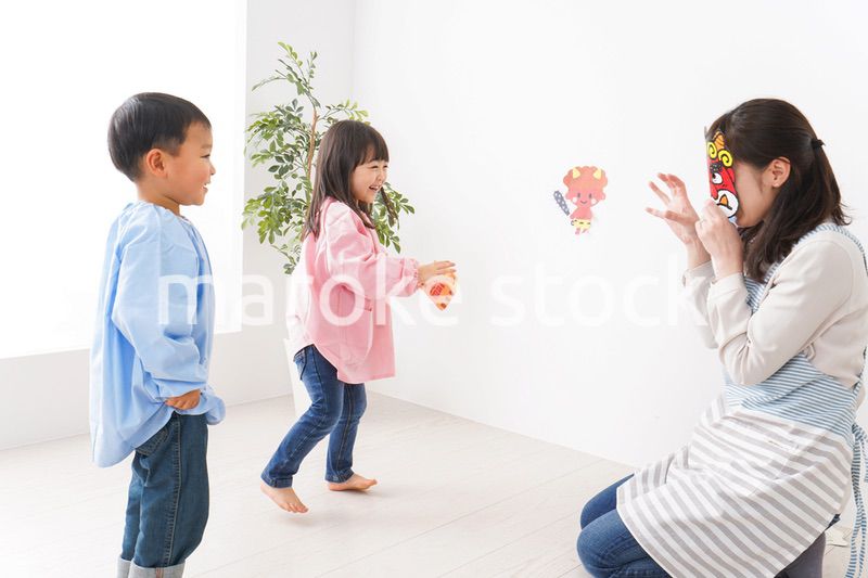 幼稚園で節分の豆まきをする子どもたち