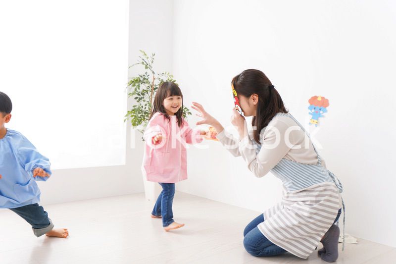 幼稚園で節分の豆まきをする子どもたち