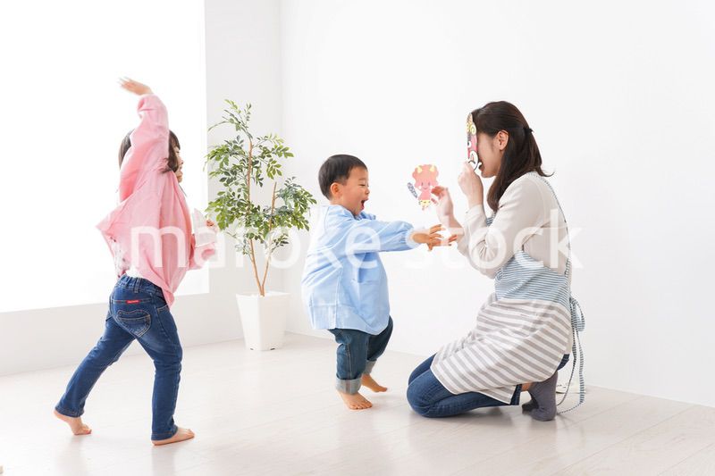 幼稚園で節分の豆まきをする子どもたち