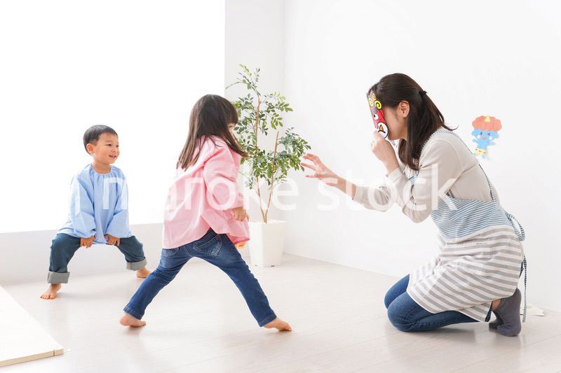 幼稚園で節分の豆まきをする子どもたち