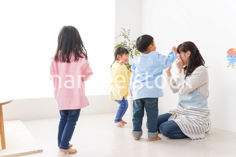 幼稚園で節分の豆まきをする子どもたち