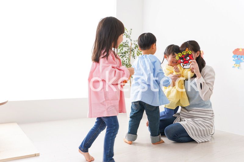 幼稚園で節分の豆まきをする子どもたち