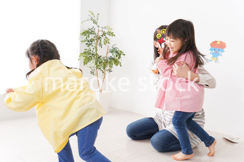 幼稚園で節分の豆まきをする子どもたち