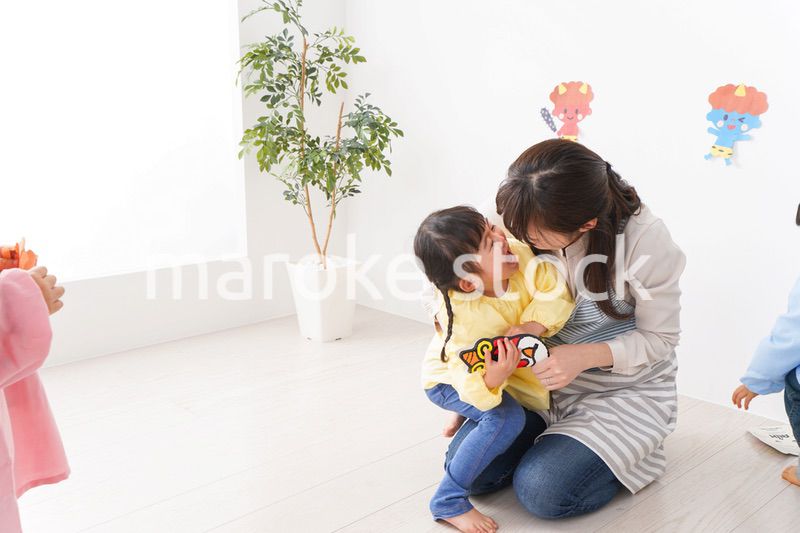幼稚園で節分の豆まきをする子どもたち