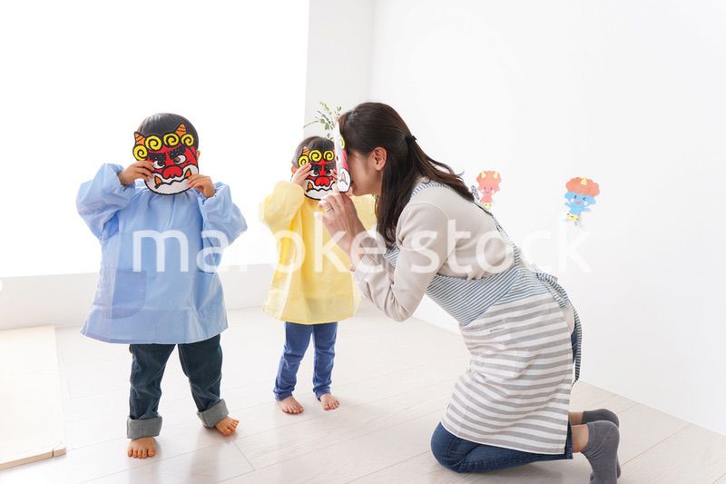 幼稚園で節分の豆まきをする子どもたち