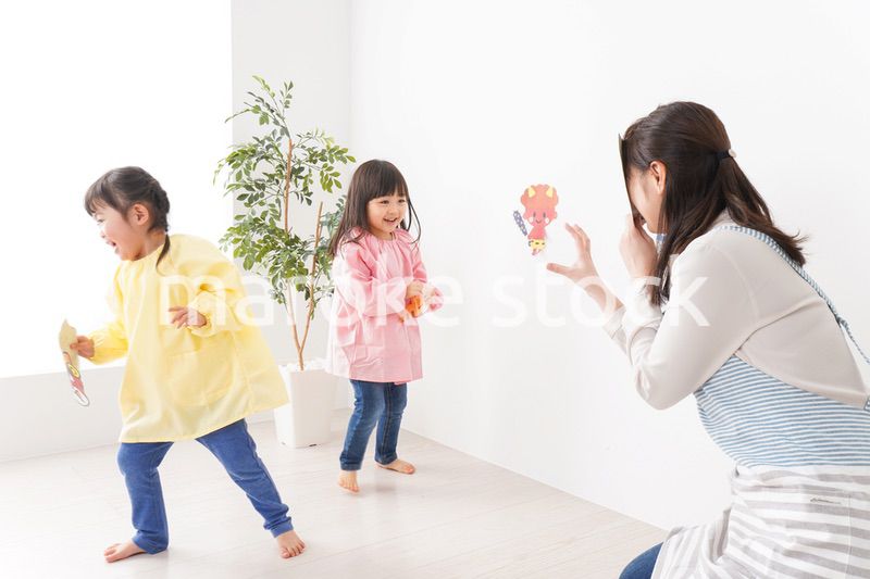 幼稚園で節分の豆まきをする子どもたち