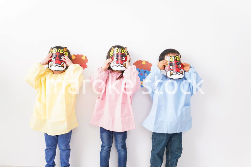 節分のお面をかぶる子どもたち