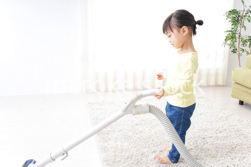 部屋を掃除する子供