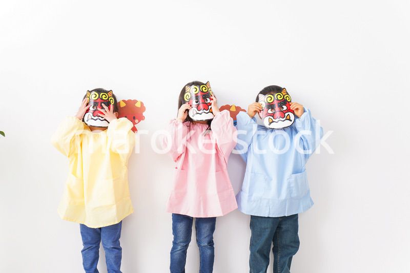 節分のお面をかぶる子どもたち