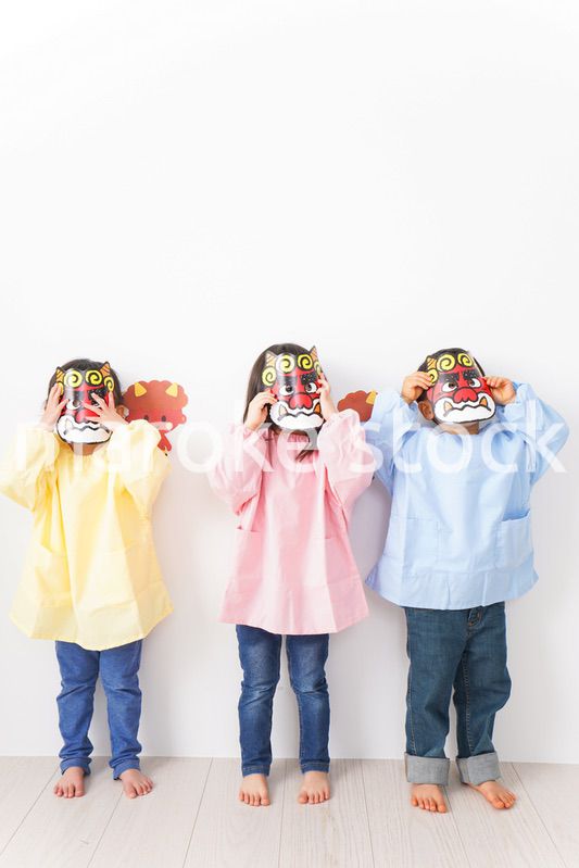 節分のお面をかぶる子どもたち
