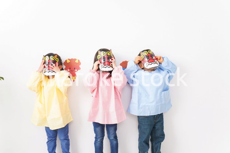節分のお面をかぶる子どもたち