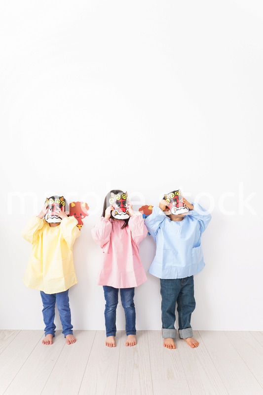 節分のお面をかぶる子どもたち