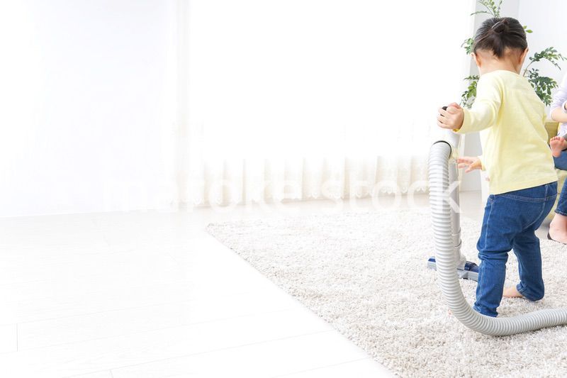 部屋を掃除する子供