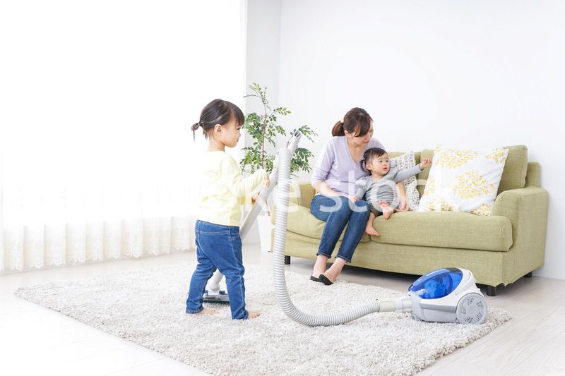 家事をする子供とお母さん