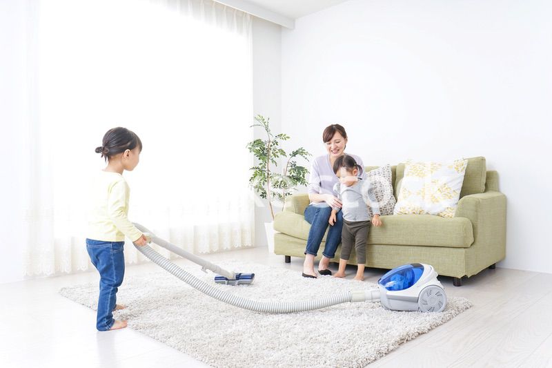 家事をする子供とお母さん