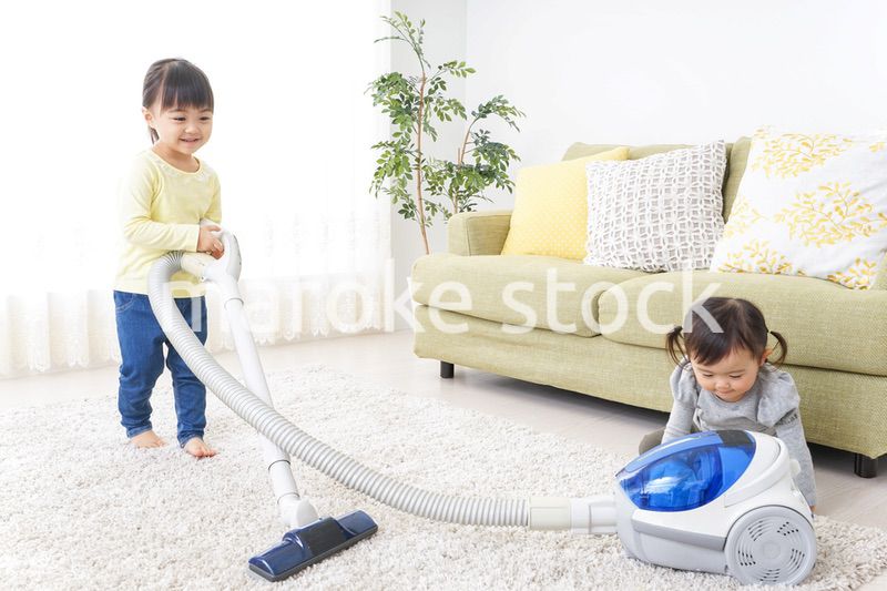 妹のお世話をする子供