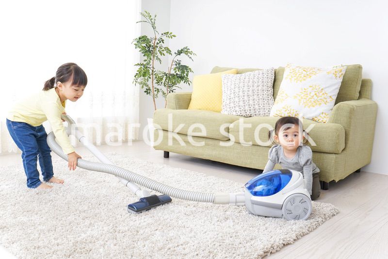 妹のお世話をする子供