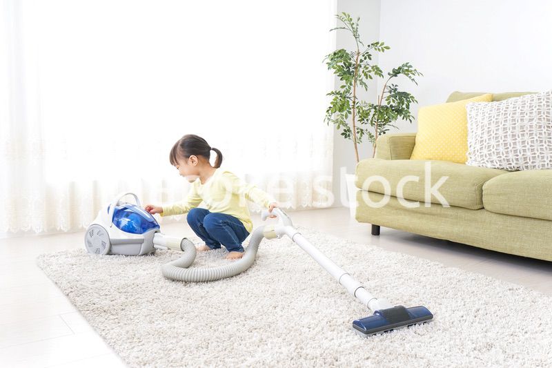 部屋を掃除する子供