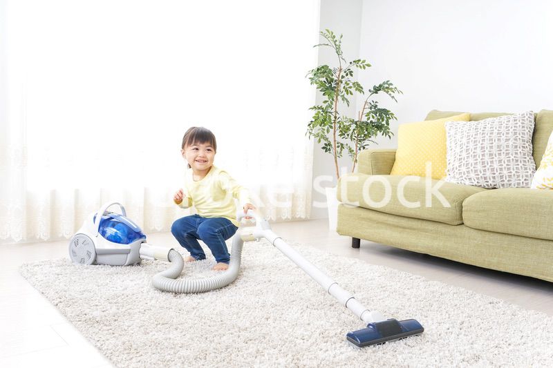 部屋を掃除する子供
