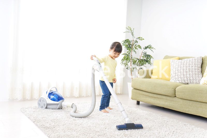部屋を掃除する子供