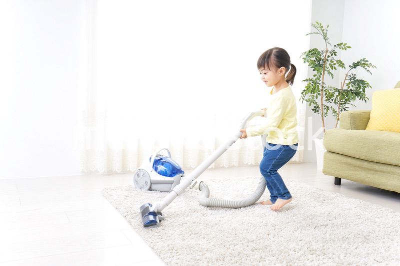部屋を掃除する子供