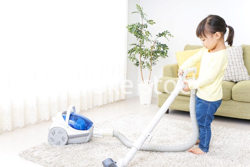 部屋を掃除する子供