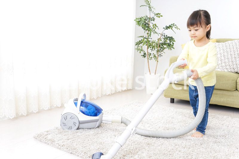 部屋を掃除する子供