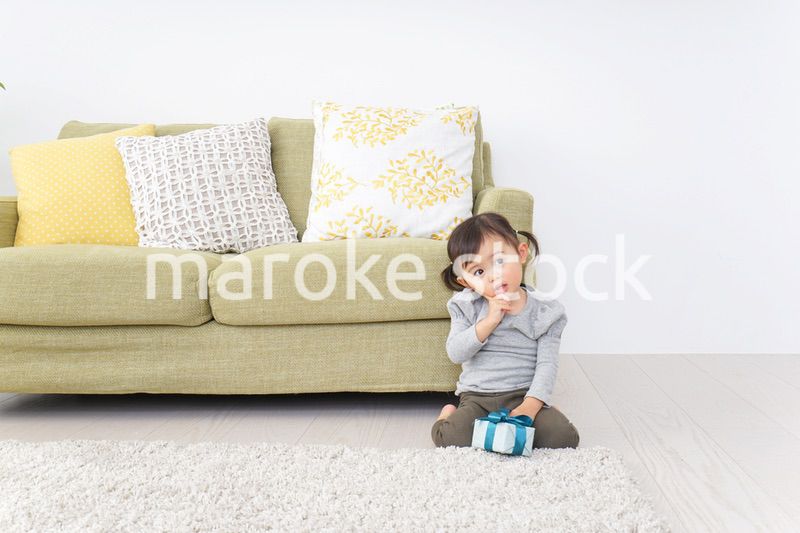プレゼントを持つ子供