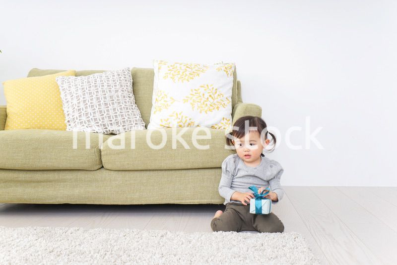 プレゼントを持つ子供