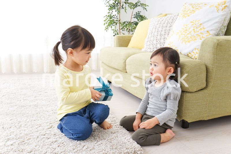 プレゼント交換をする子供