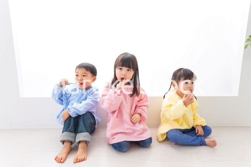 歯磨きをする子どもたち