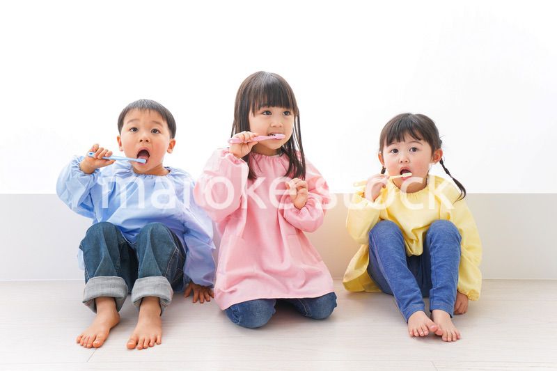 歯磨きをする子どもたち