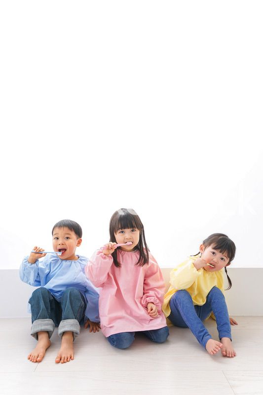 歯磨きをする子どもたち