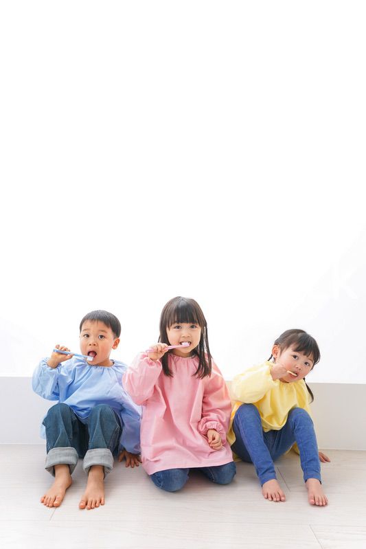 歯磨きをする子どもたち