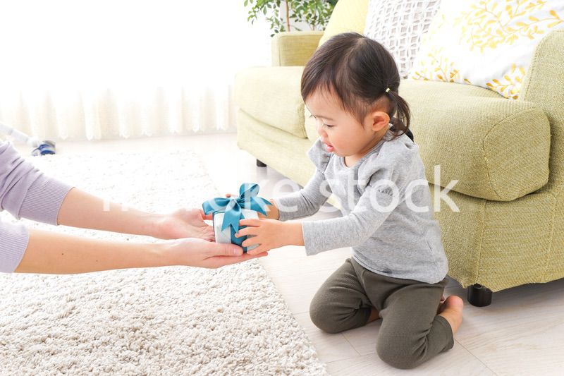 お母さんにプレゼントを渡す赤ちゃん