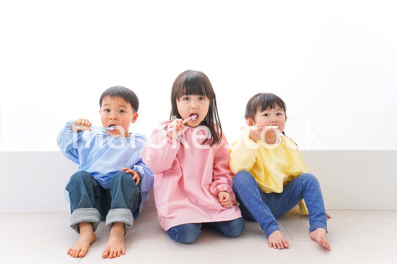 歯磨きをする子どもたち